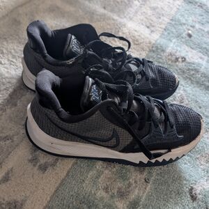 Nike Black & Gray Tennis Shoes